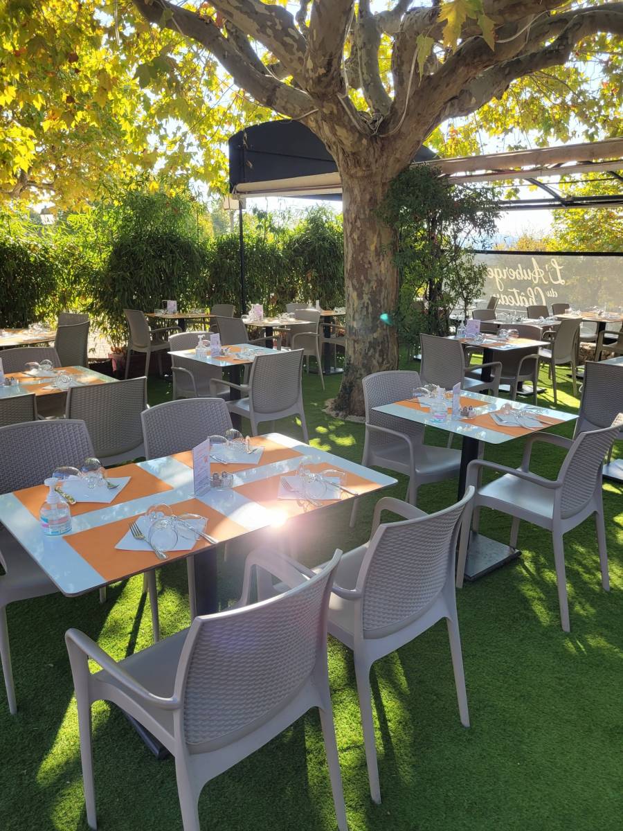 dejeuner en terrasse au restaurant a fayence